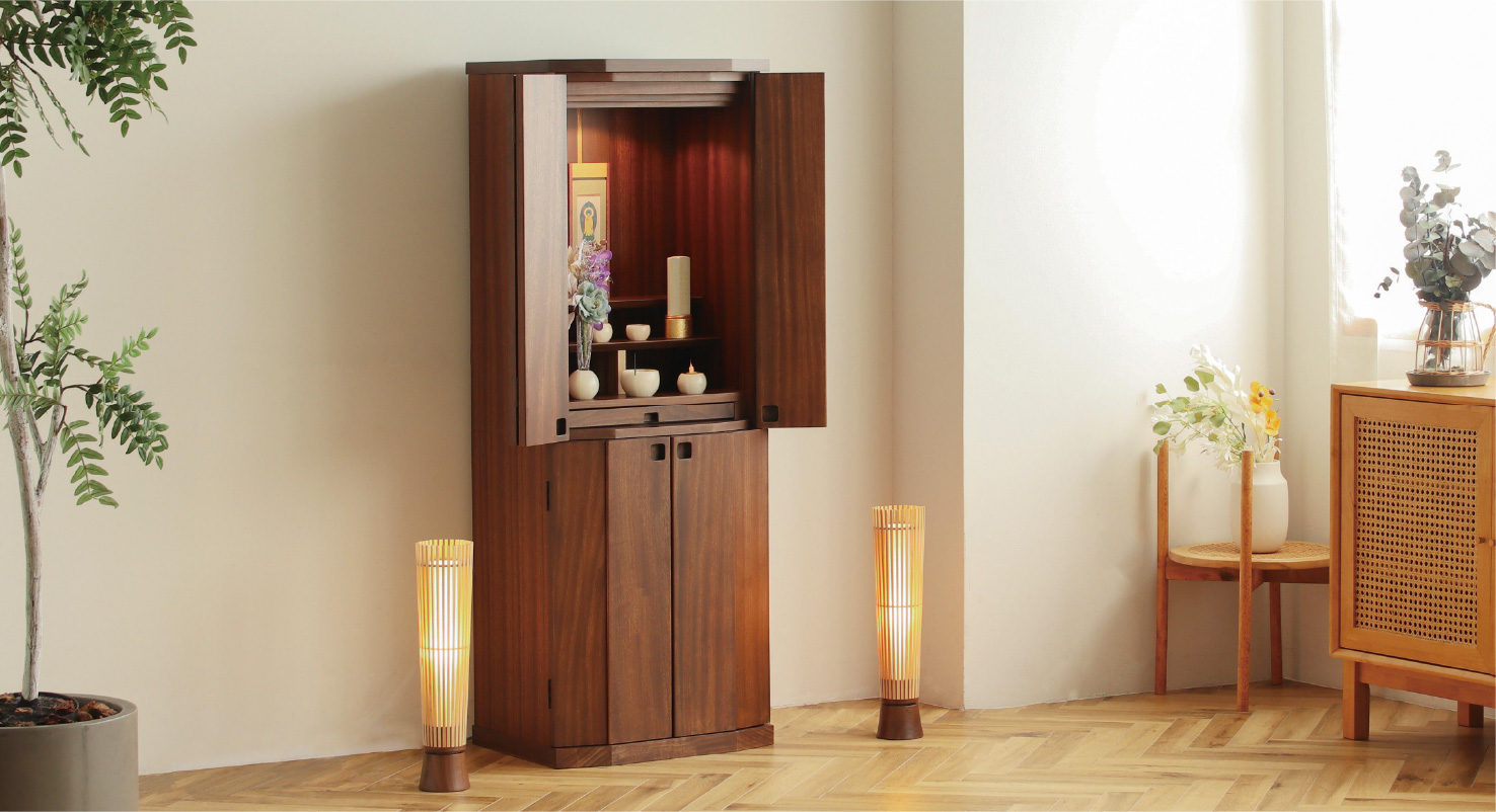 モダンなお盆コーディネート　仏壇「クローバーⅡ1400」と盆提灯「トレンタL」組み合わせイメージ