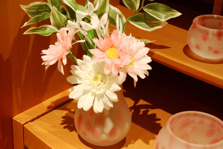 お供え花の素敵な飾り方 購入事例 よくあるご相談 コラム一覧 仏壇のあるリビング 現代的でモダンな祈りのインテリア 八木研