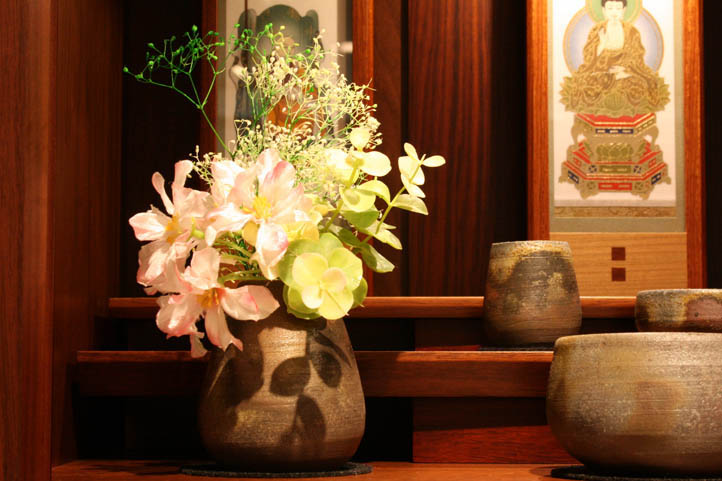 お供え花の素敵な飾り方 購入事例 よくあるご相談 コラム一覧 仏壇のあるリビング 現代的でモダンな祈りのインテリア 八木研