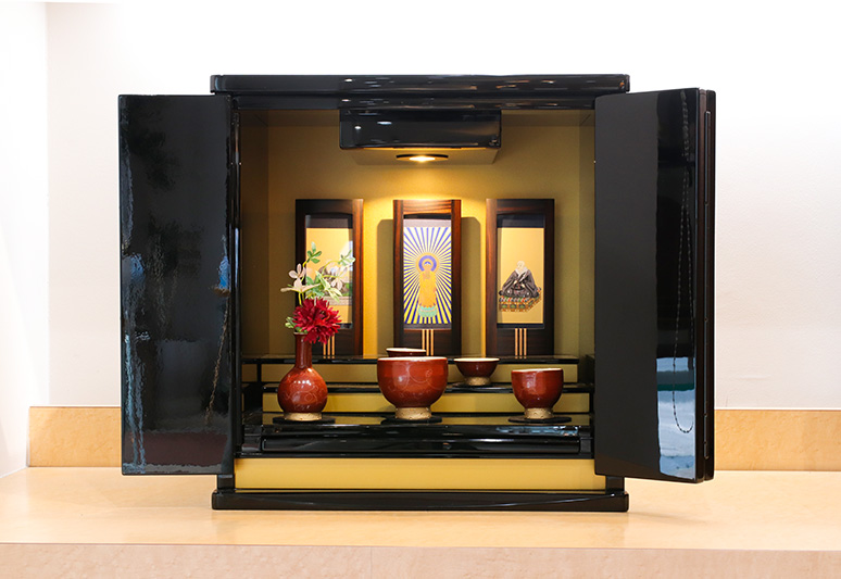黒い鏡面塗装仕上げの上置き仏壇