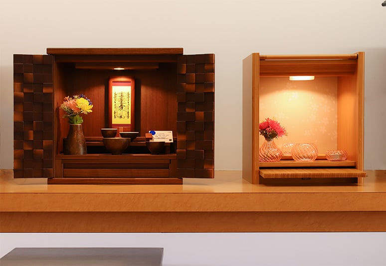 ウォールナット材の上置き仏壇と竹集製材の上置き仏壇