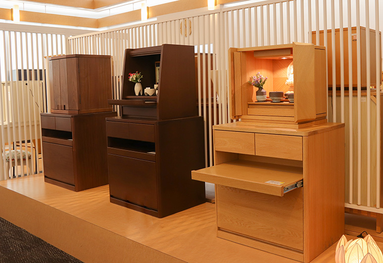 メモリアショップ大阪枚方店内の上置き仏壇と収納のある台