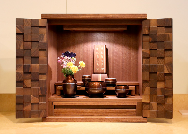ギャラリーメモリア京都西本願寺前店の店内にある小さい仏壇